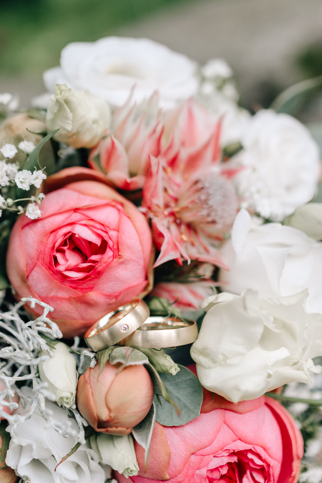 Blumenstrauß mit Eheringen Hochzeitsfotograf Karin Bergmaier Landshut