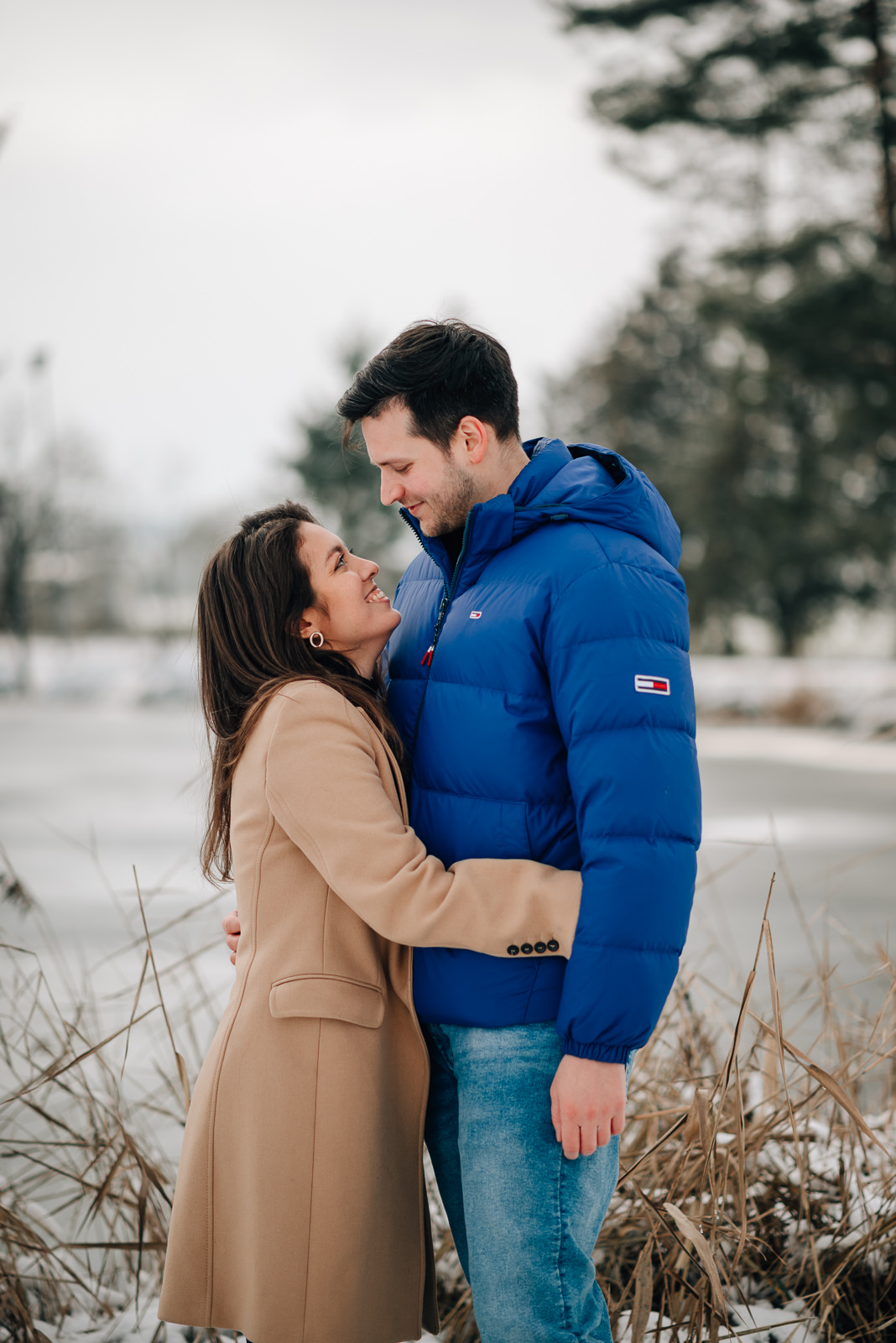Paarshooting Outdoor mit Schnee im Winter Fotograf Karin Bergmaier Landshut